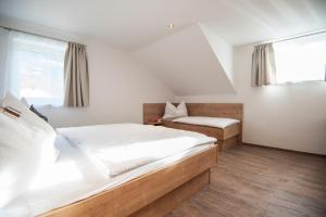巴特霍夫加施泰因Appartements Steiger的一间卧室设有两张床和窗户。