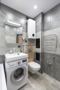 乌法Апартаменты Азбука на Телецентре (Конгресс-Холл)的一间带洗衣机和卫生间的浴室