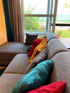 LiersAppart HautsSarts的靠窗前沙发上坐下来的一大堆枕头