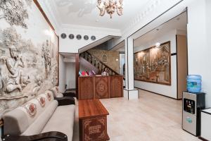 布哈拉Boutique hotel Shakh的墙上有画作的房间和楼梯