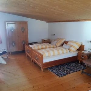 菲根Jagerhäusl的一间卧室设有一张大床,铺有木地板