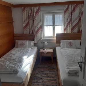 菲根Jagerhäusl的小型客房 - 带2张床和窗户