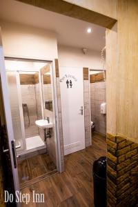 维也纳Do Step Inn Central - Self-Service-Hostel的带淋浴、盥洗盆和镜子的浴室
