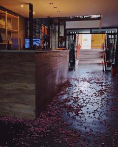 阿尔莎法Beit Al Ward的一间铺有血色地板的客房