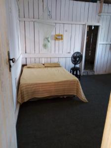 阿尔戈杜瓦尔HOSTEL MAIANDEUA的一间卧室,卧室内配有一张大床