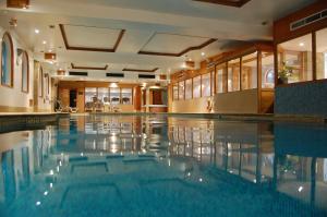 沃金顿美梦酒店的大楼内的大型游泳池