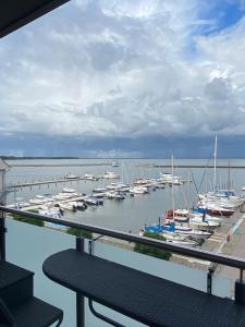 巴特Speicher Residenz Barth E3 App 1的享有码头和水中船只的景色