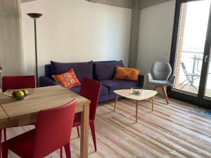 巴特Speicher Residenz Barth E3 App 1的客厅配有蓝色的沙发和桌子