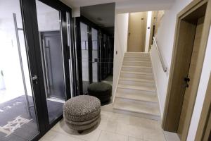 巴什卡沃达维利卡公寓式酒店的房屋内带楼梯和搁脚凳的走廊