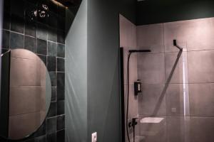 特尔德Hotel sXVI - Adults Only的带淋浴和镜子的浴室