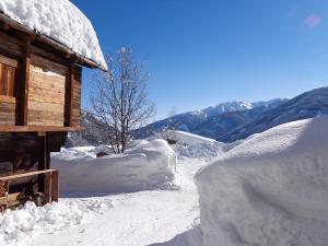 上蒂利拉赫纳芙勒霍夫酒店的小木屋旁的一堆积雪