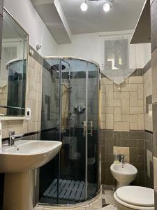皮诺拉瓦La Finestra Sui Cento Portali的带淋浴、盥洗盆和卫生间的浴室