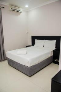 马普托Residencial Horizonte 2的白色地板的房间里的一个床位