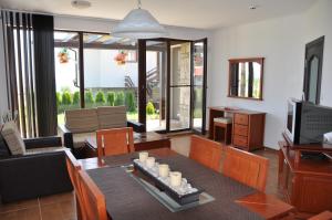 阳光海滩黑海别墅的客厅配有沙发和桌子