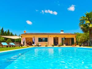 科斯提克斯Villa Can Coll de Sencelles, Sa Vileta pool and views的房屋前的游泳池