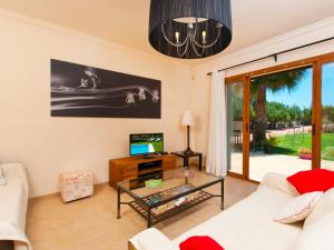 科斯提克斯Villa Can Coll de Sencelles, Sa Vileta pool and views的客厅配有白色沙发和电视