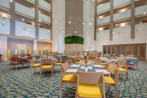 Holiday Inn Orlando – Disney Springs™ Area, an IHG Hotel餐厅或其他用餐的地方