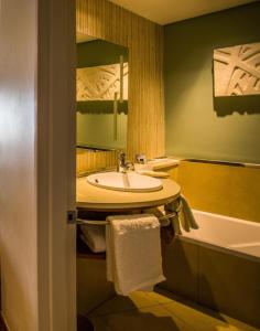 约翰内斯堡Garden Court Eastgate的浴室配有盥洗盆和浴缸。