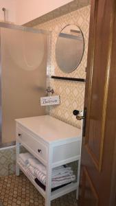巴德茨维什安Ferienhaus Anni的浴室设有白色水槽和镜子