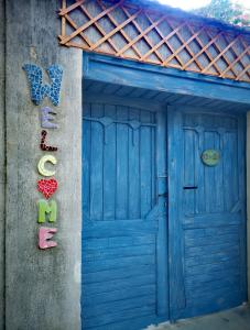 苏博蒂察Centar的通往房子的蓝色门,上面有标志