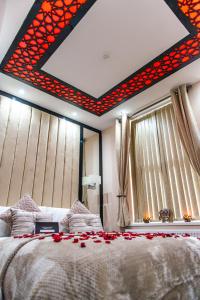 布雷得佛Aphrodite Suites的一间卧室配有一张红色鲜花的大床