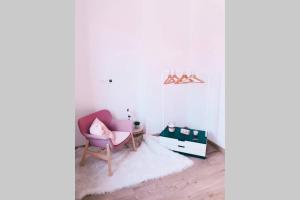 蒙斯Pink studio Mons ✓ TOP position !的客厅配有粉红色的椅子和镜子