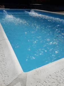 吉亚迪诺镇Complejo Quimpe的蓝色的游泳池
