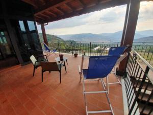 波利齐杰内罗萨Resort San Nicola - Restaurant and Wellness Fitness的阳台配有桌椅,享有风景。