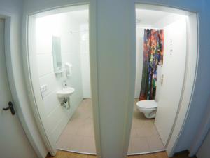 汉堡Hostel & Monteurzimmer bei Hansezimmer的带淋浴和卫生间的浴室。
