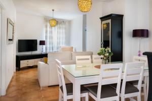 卡索拉Cazorla Suite的客厅配有桌子和沙发