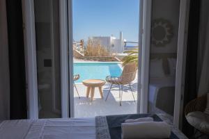 普拉迪斯亚罗斯SeaCode Villas的一间卧室享有泳池景致,配有一张床。