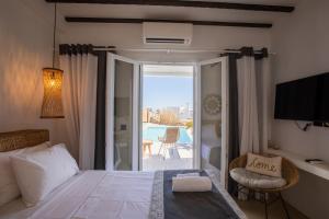 普拉迪斯亚罗斯SeaCode Villas的一间卧室配有一张床,享有庭院的景色