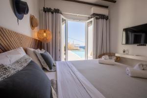 普拉迪斯亚罗斯SeaCode Villas的一间卧室设有一张大床和一个大窗户