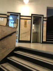 贝洛奥里藏特巴西宫酒店的大楼里空空的走廊,有楼梯