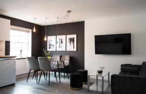 LillingtonGolden Key Apartments的客厅配有桌椅和电视。