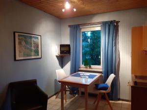 布劳恩拉格Villa Tannerhof的客厅配有桌子和窗户