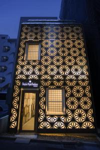东京Shinjuku Miyabi Residence - Vacation STAY 94520的一面有几何图案的建筑物