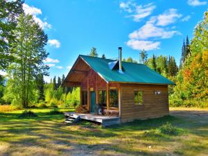 史密瑟斯Rocky Ridge Resort-BC的绿色屋顶的树林小屋