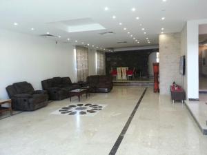 沙姆沙伊赫沙拉扎沙姆沙伊赫别墅的带沙发和电视的大型客厅
