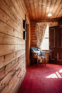仙女港默立基旅馆的客房设有带椅子的木墙和窗户。