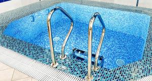 车里雅宾斯克马科斯塔达特酒店的游泳池内有两个金属水龙头