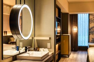 东京Tokyo Bay Shiomi Prince Hotel的一间带水槽和镜子的浴室