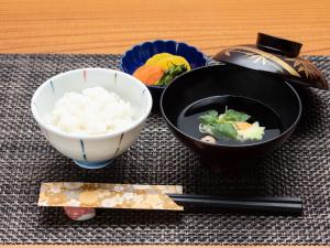 箱根水之香织旅舍的一张桌子,上面放着两碗大米和筷子