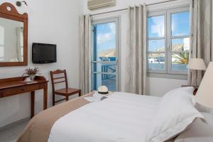 伊奥斯乔拉艾克缇昂酒店的酒店客房设有床和窗户。