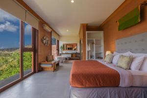 塞隆贝拉纳克第七避风港酒店的一间卧室设有一张大床和大窗户