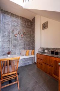 塞隆贝拉纳克第七避风港酒店的一间带长凳和木墙的房间
