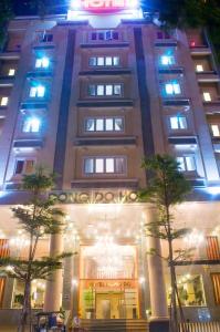 胡志明市东都宾馆的一座有灯的建筑,前面有吊灯