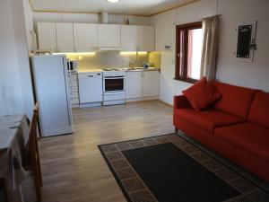 伊瓦洛伊瓦洛度假屋的一间带红色沙发的客厅和一间厨房