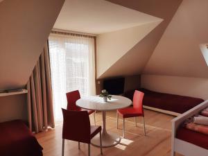 根尼斯迪亚斯斯伯塔兹旅馆的配有桌椅和床的房间