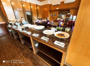 万里区金涌泉温泉汽车旅馆的包含许多食物的自助餐